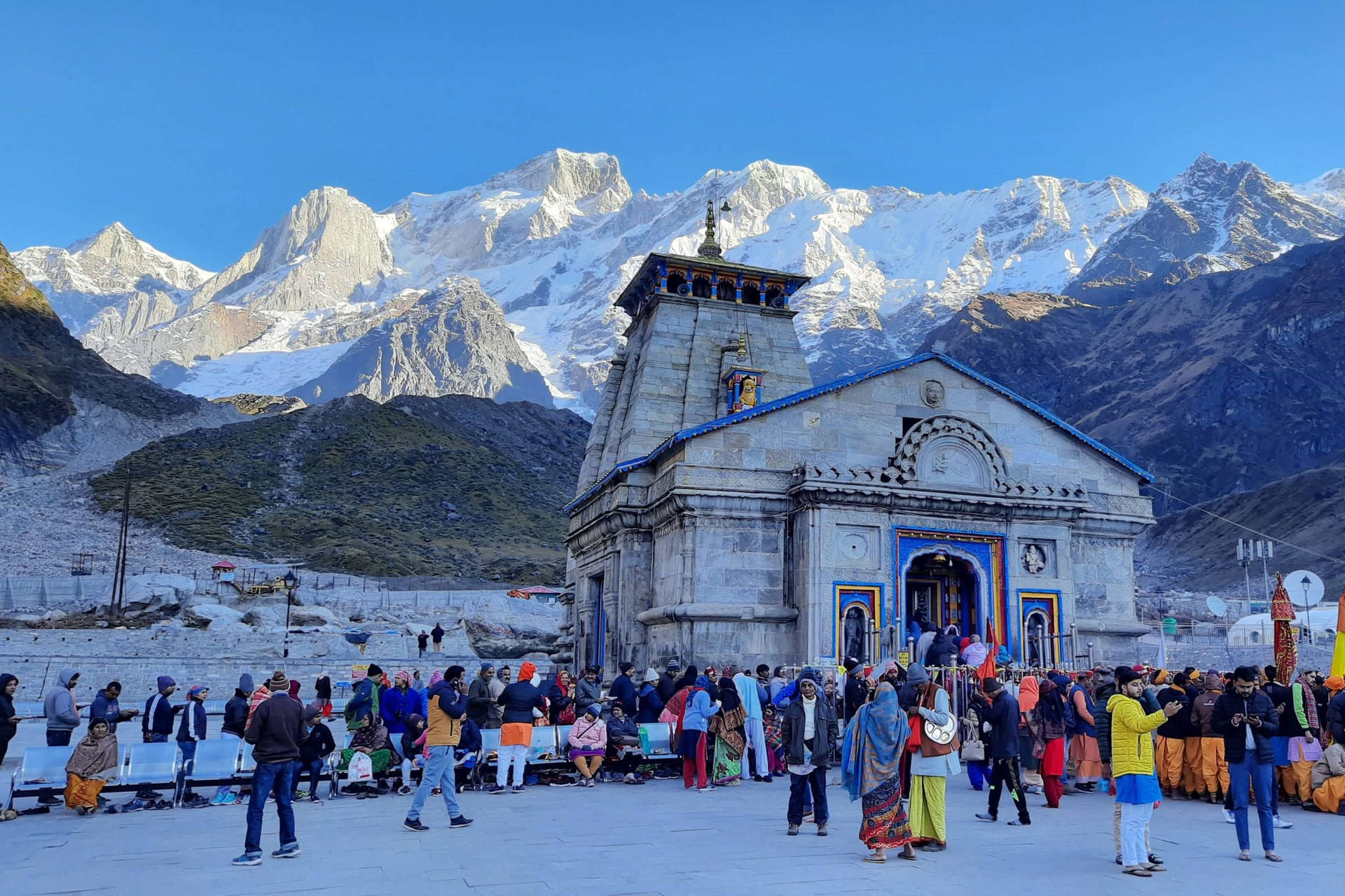Download Kedarnath Temple Crowd 4K Wallpaper | Wallpapers.com