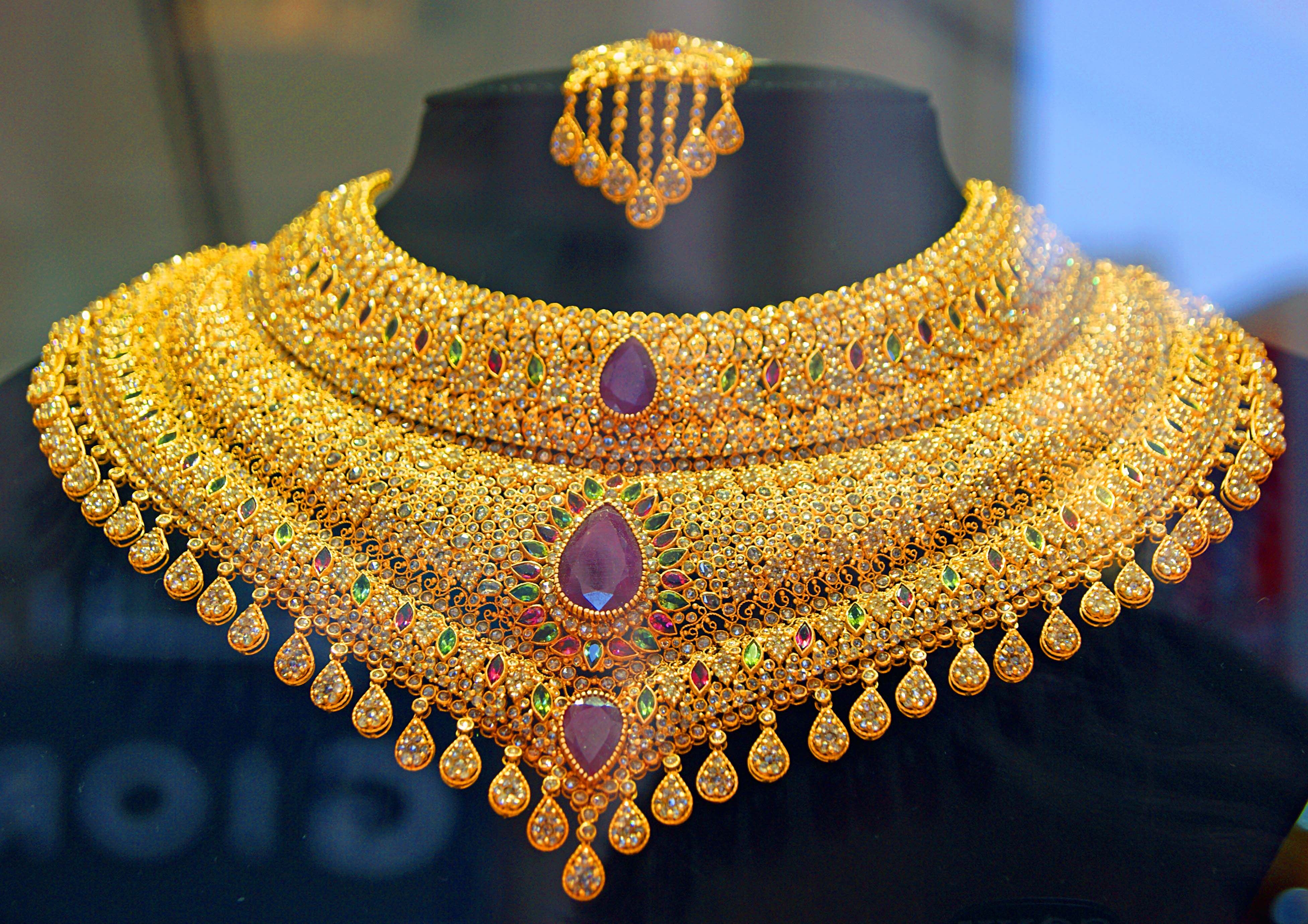 Necklace in a Dubai jewelry exclusively for ladies with long neck